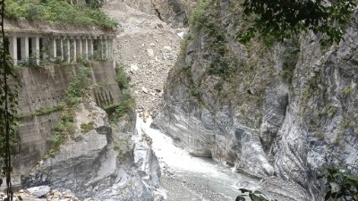 燕子口堰塞湖降壩引流奏效 水位緩降魯丹橋水簾規模縮小